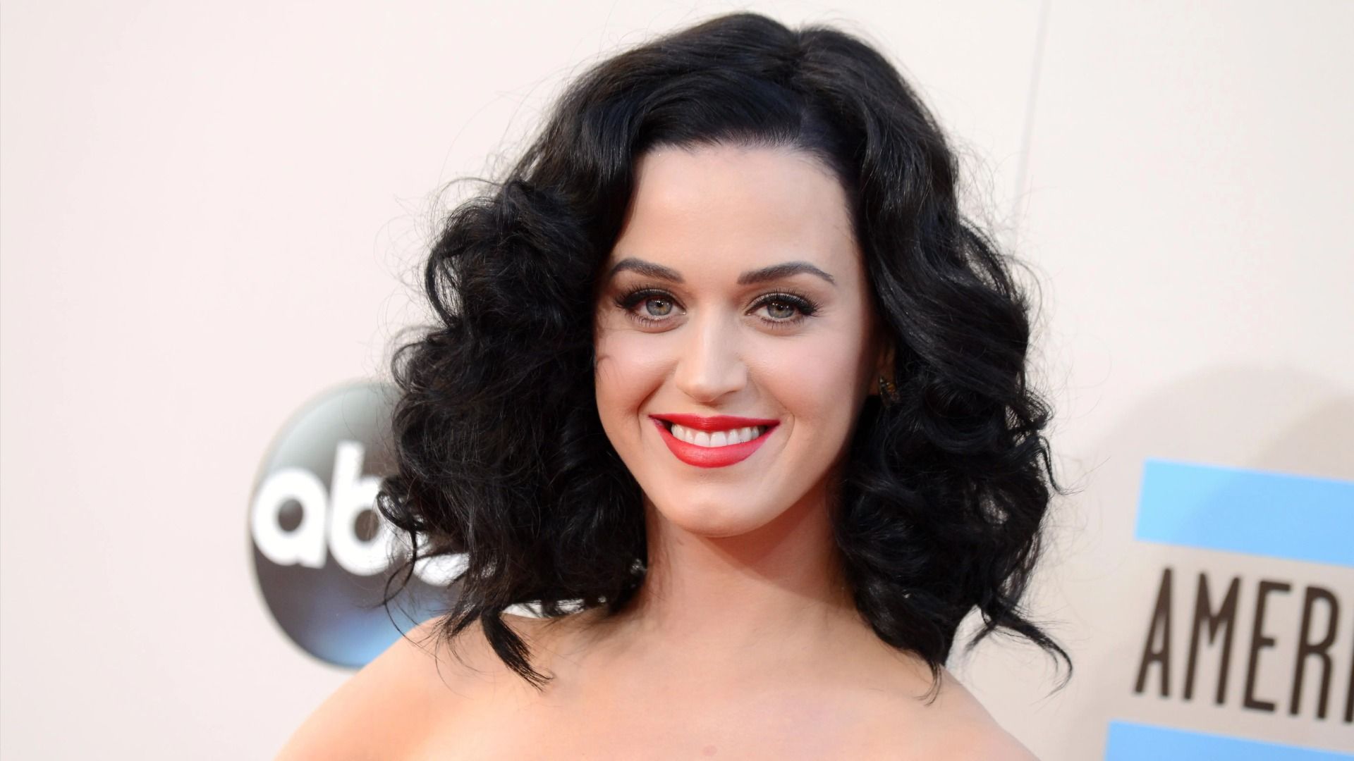 A very thin Katy Perry was photographed at a Christmas event