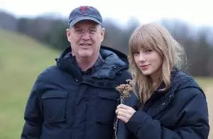Taylor Swift`s Father Accused of Attacking an Australian Journalist