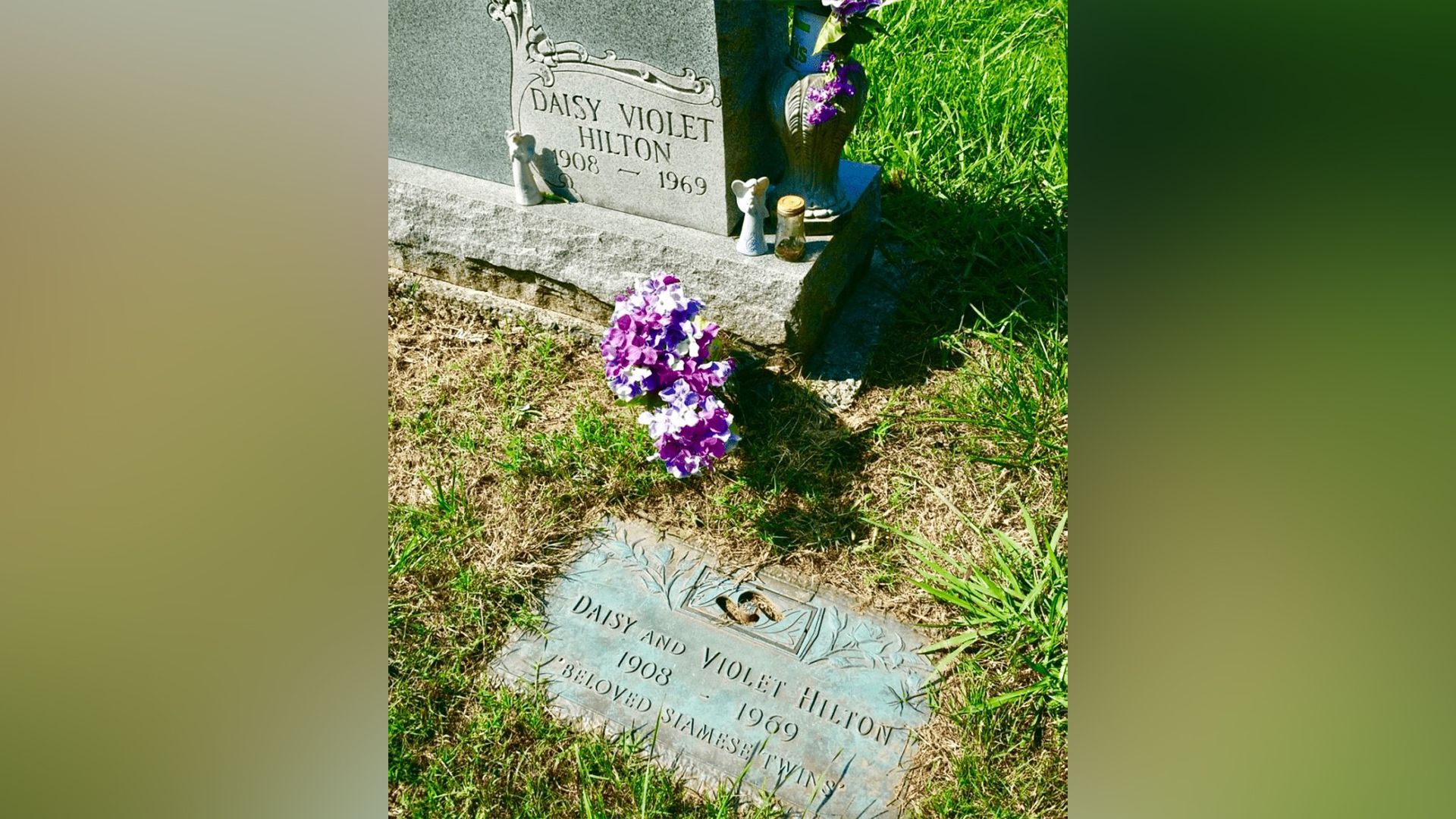 The Grave of Daisy and Violet Hilton