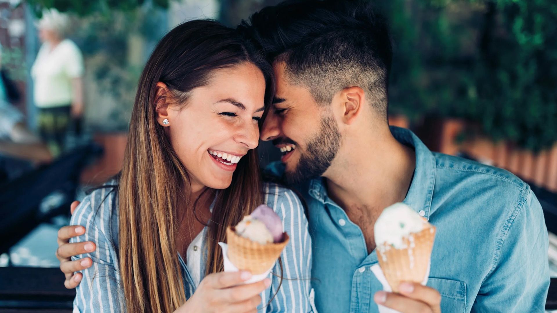 A couple of good jokes will help you get closer to a new acquaintance