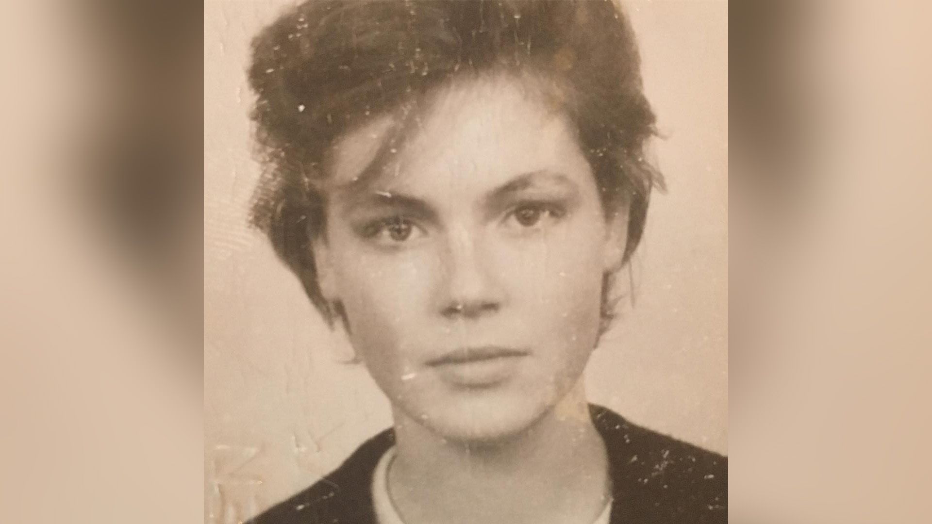 Young Connie Nielsen in close-up