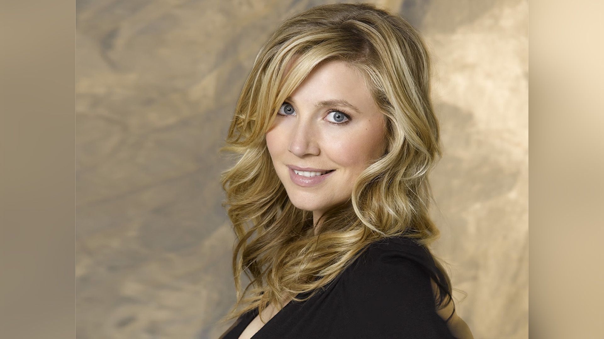 Actress Sarah Chalke in three-quarter view