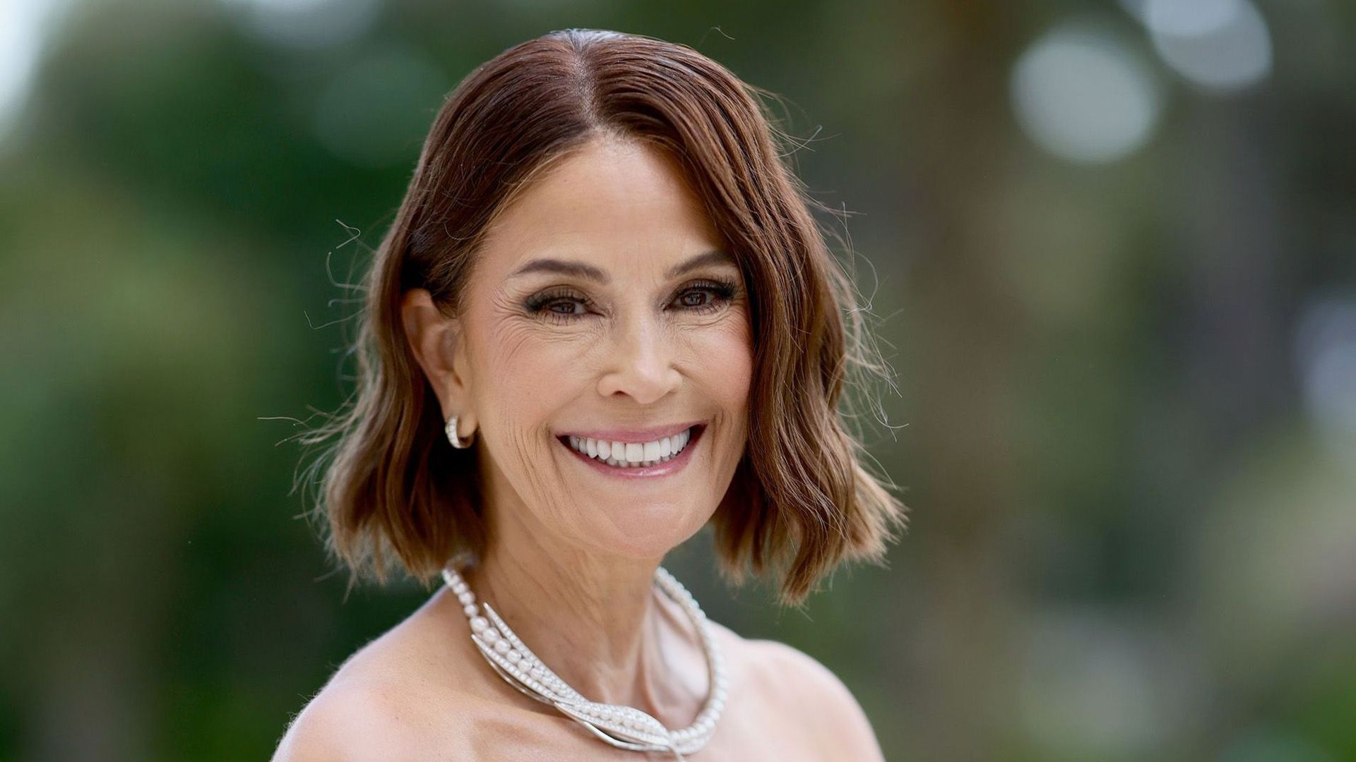 Actress Teri Hatcher with a bob haircut smiling broadly
