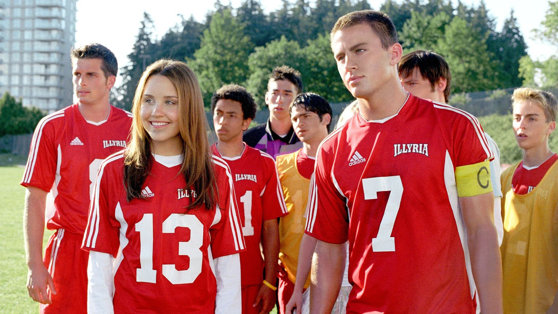 Amanda Bynes and Channing Tatum in red sports t-shirts surrounded by other young people