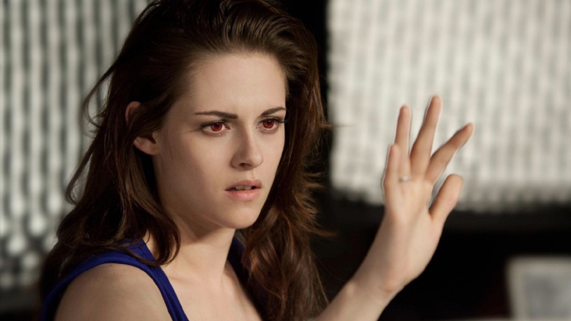 Kristen Stewart as Bella looks at her hand with red eyes