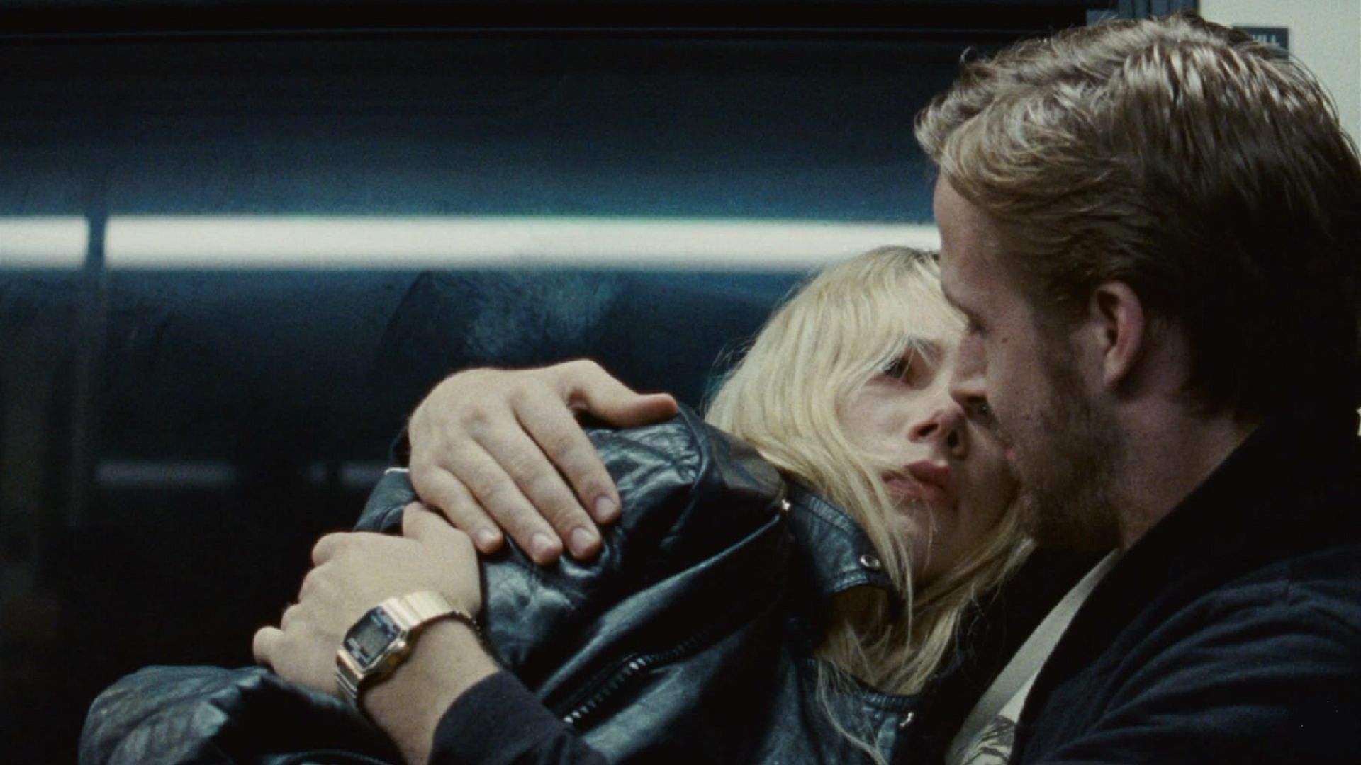 Ryan Gosling romantically embraces Michelle Williams in a subway car