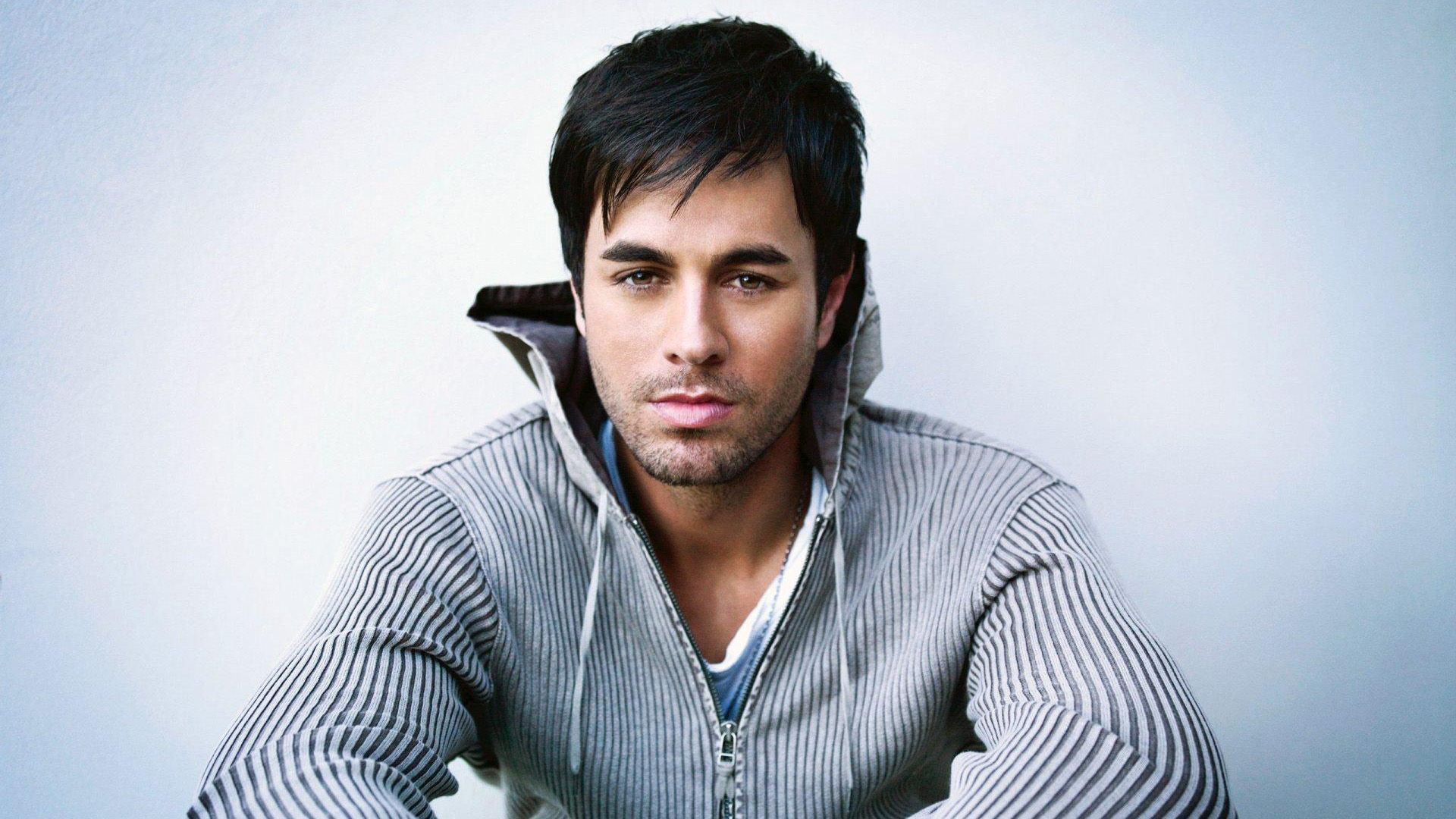 Singer Enrique Iglesias in a gray sweatshirt