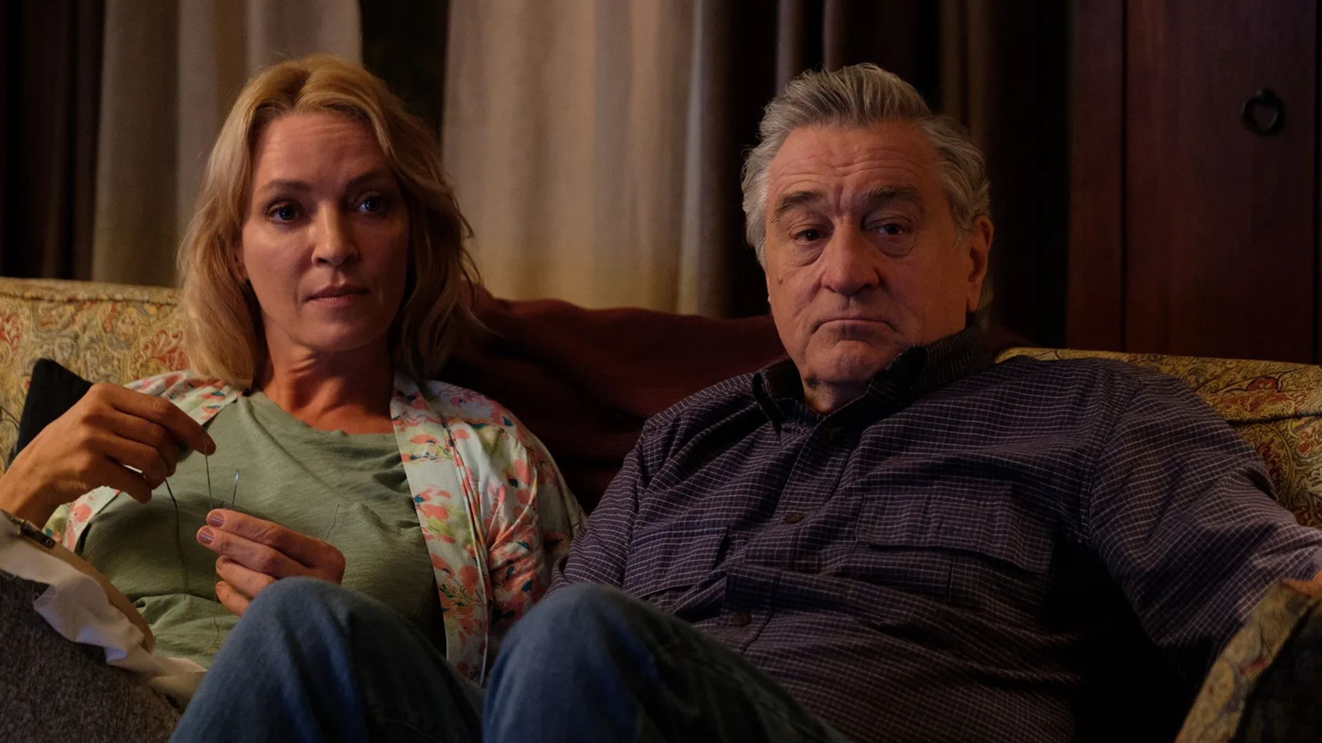 Uma Thurman and Robert De Niro sitting on a couch, scene from the film