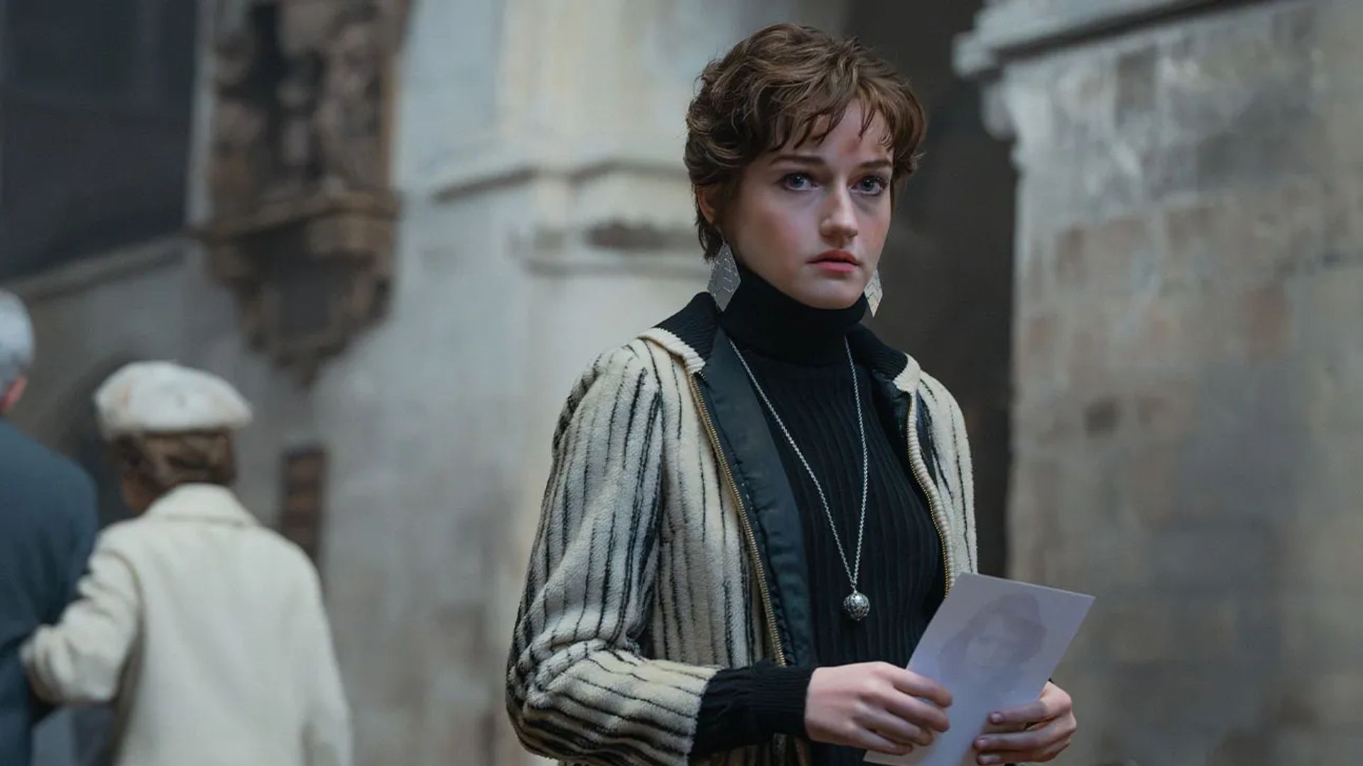 Julia Garner in a retro look, still from the film "Apartment 7A"