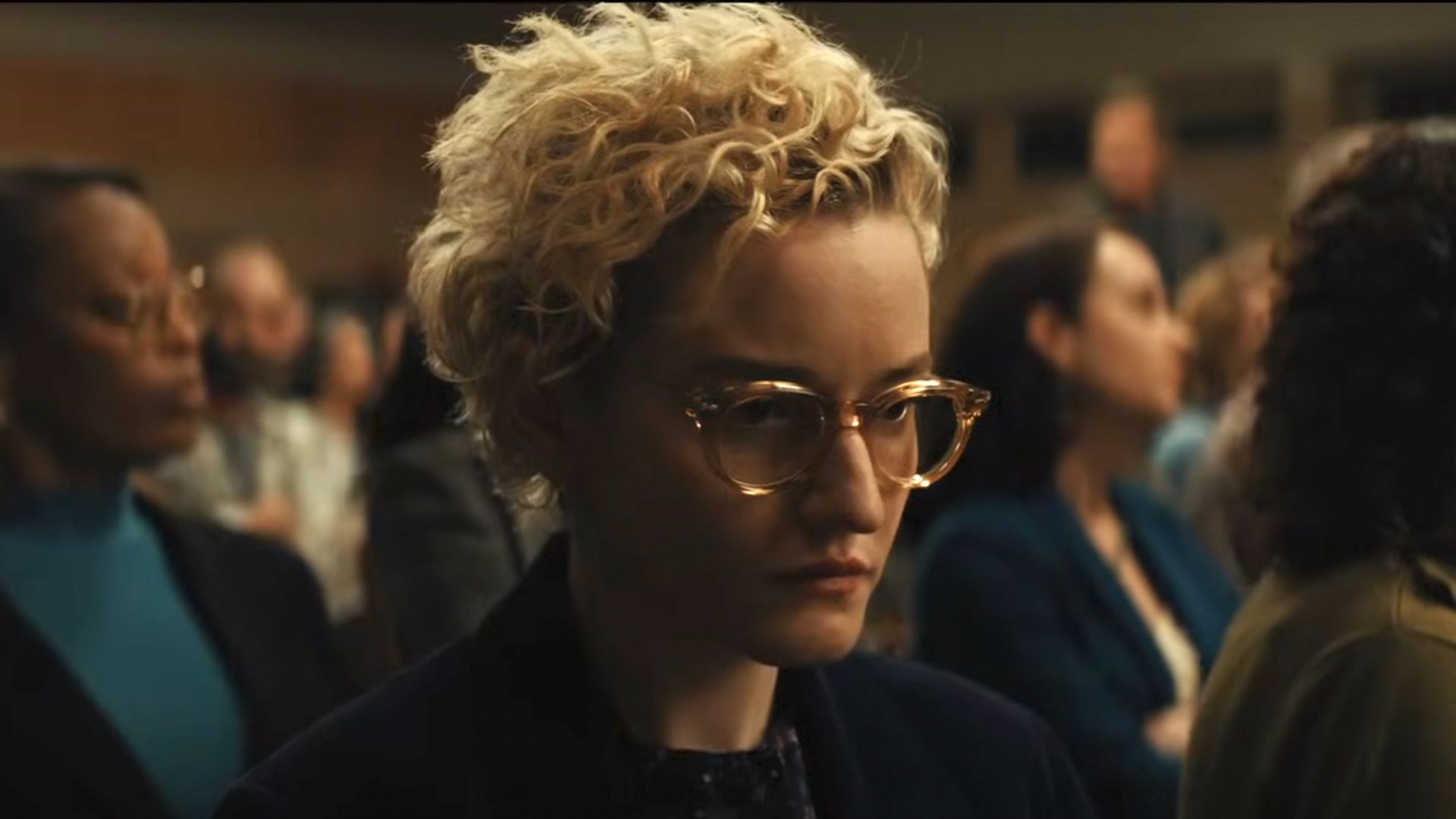 Julia Garner with short hair wearing glasses, still from the film "The Weapons"