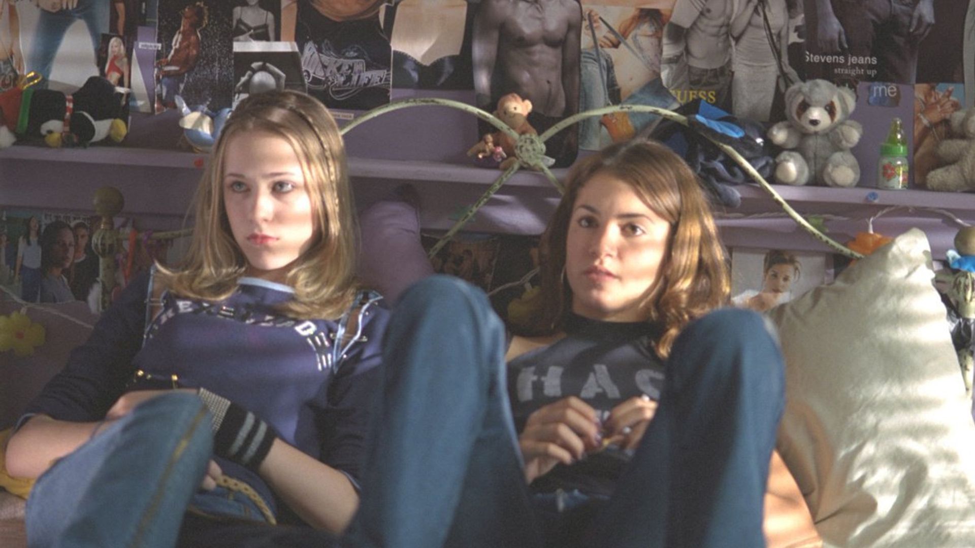 Young Evan Rachel Wood and Nikki Reed sitting on a bed, a scene from the film "Thirteen"