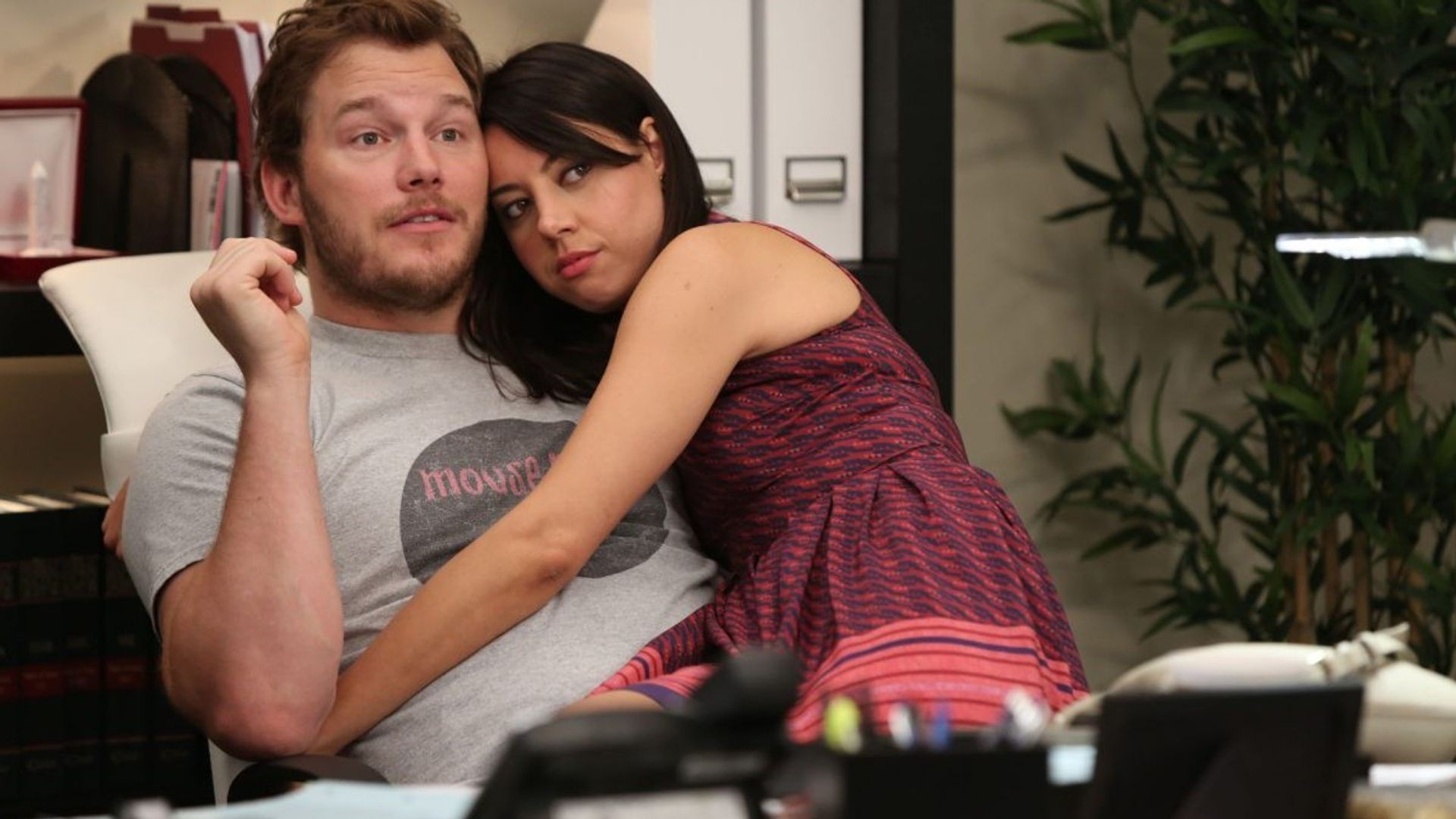 Aubrey Plaza and Chris Pratt embrace, scene from the series "Parks and Recreation"