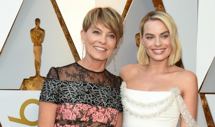 Margot Robbie with mom at the Oscars