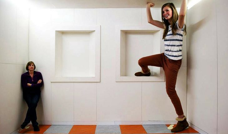 Ames room. Actualle these women are the same height