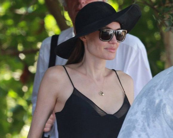 Angelina Jolie removed her breast: Photo after surgery