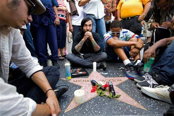 A moment of silence around Michael Jackson’s star at the Hollywood Walk of Fame