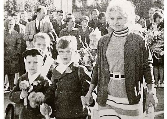 School photo of Dmitry Medvedev (leftwards)