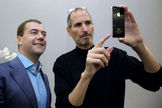 Steve Jobs gave Dmitry Medvedev an iPhone