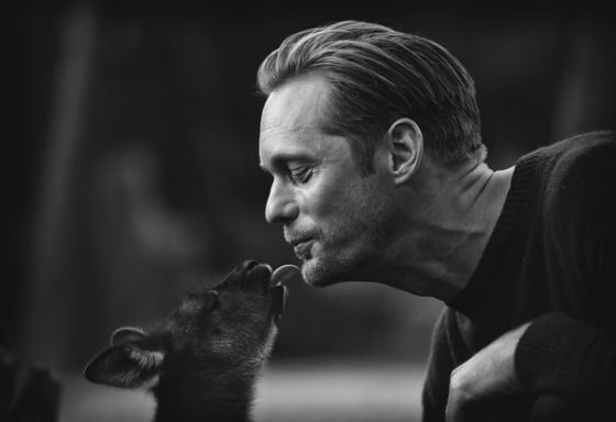 The shooting of «The Legend of Tarzan»: Alexander Skarsgård kisses a baby kangaroo