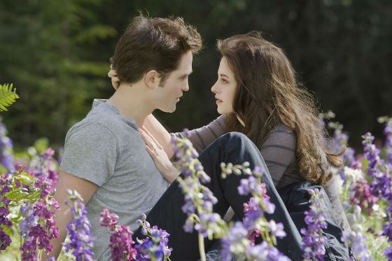 Robert Pattinson with Kristen Stewart on the set of “Twilight”