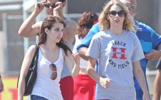 Valentine's Day. Emma Roberts and Taylor Swift on the set.