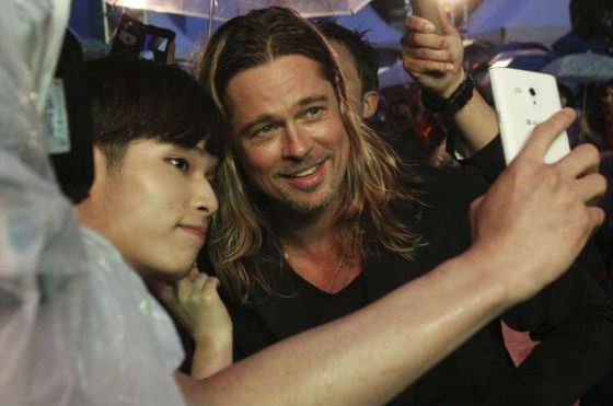Long-haired Brad Pitt with his fans