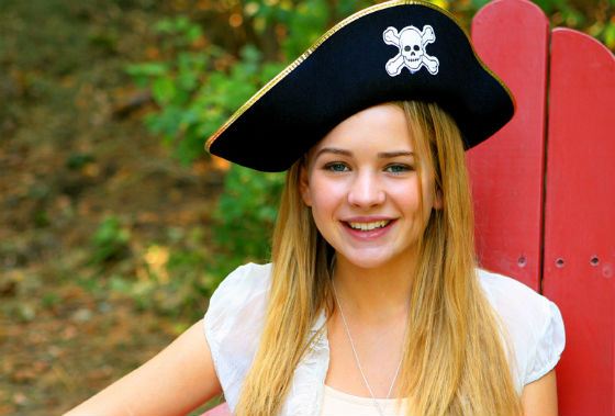 One of Britt Robertson’s first roles («The Ghost Club»)