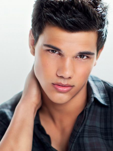 Taylor Lautner Photo 4